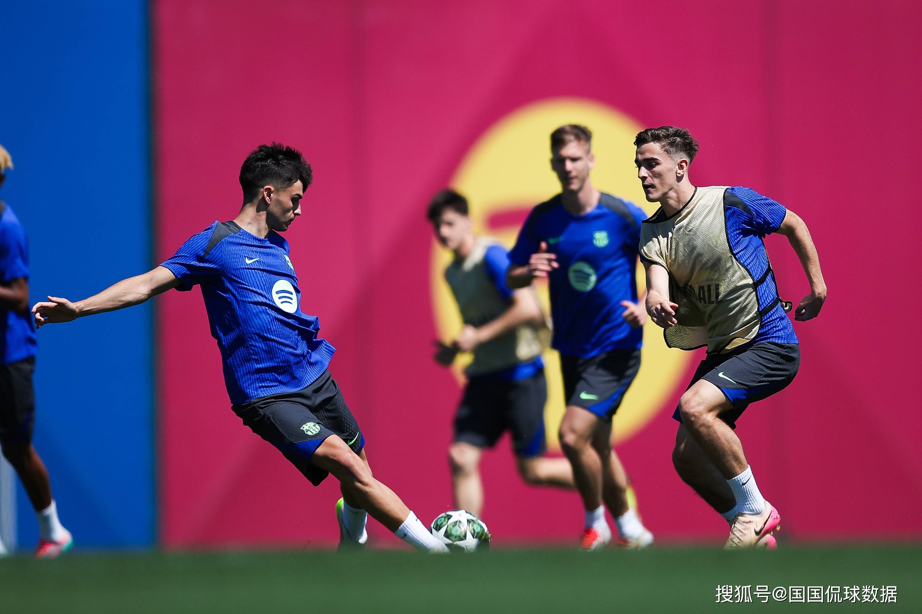 集结日欧联焦点战，巴塞罗那豪取连胜，气氛紧张，更衣室氛围转暖的简单介绍