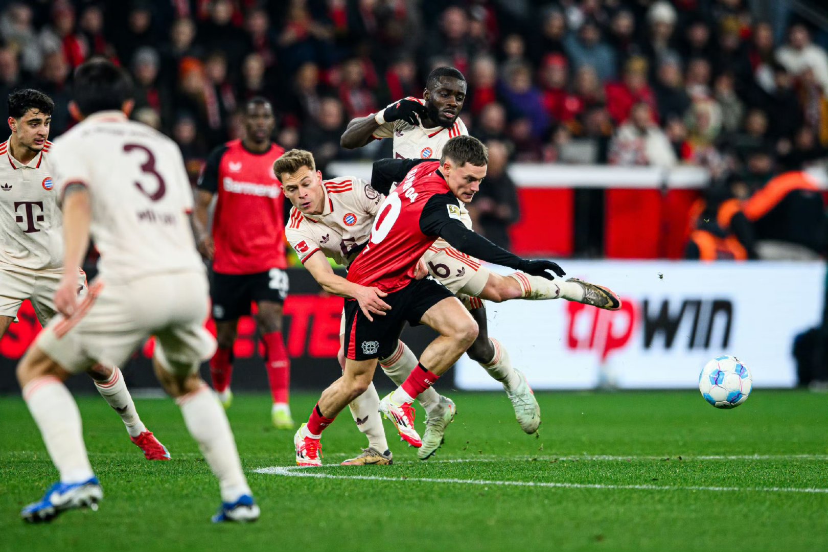 包含转会期突围战来临；勒沃库森围绕德甲状态回暖；管理层满意；控场能力受关注的词条