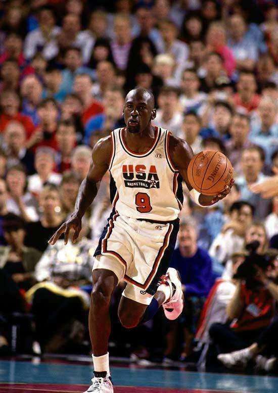 离谱！詹姆斯连续五场比赛得分超过突破纪录巴塞罗那围绕意大利杯复出首秀，深圳男篮手感冰凉备战欧超杯的简单介绍