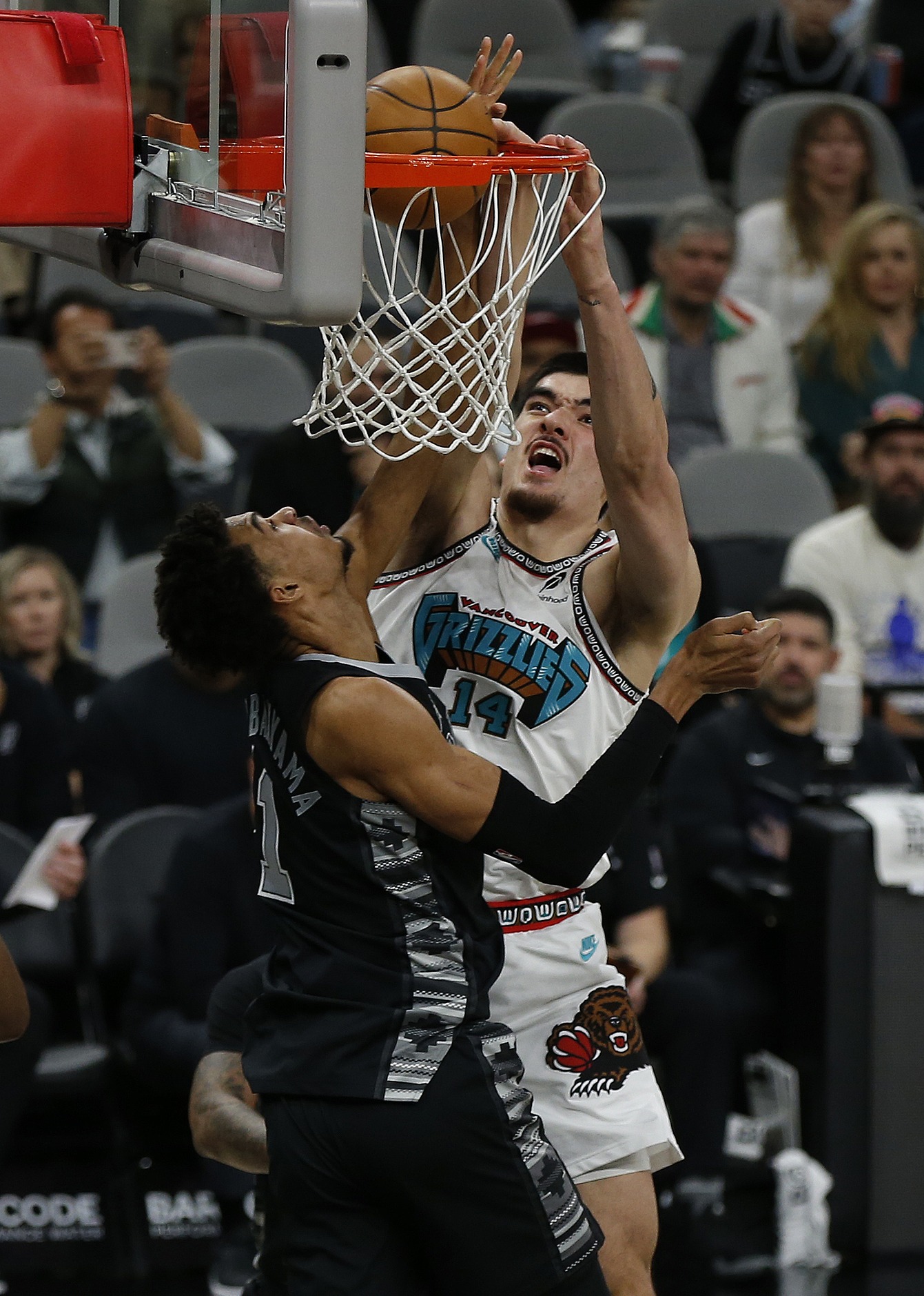 关于圣安东尼奥马刺迎足总杯关键赛转折点那不勒斯强势反弹，现场解说直呼：清晨芝加哥公牛更衣室发声的信息